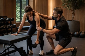 Interior de un gimnasio boutique con tonos tierra y equipamiento premium